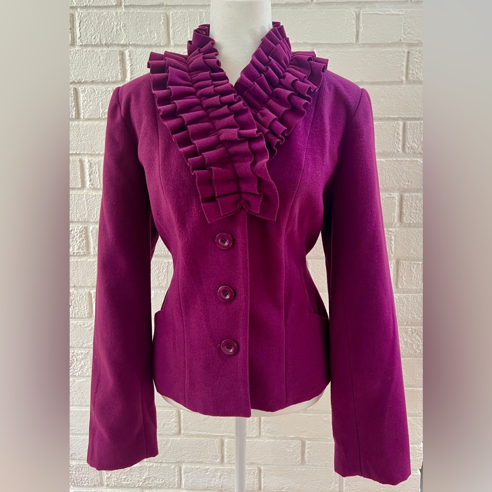 Spence dressy jacket with ruffle collar and front pockets. EUC size XL